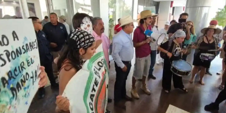 Marchan en La Paz en defensa de la Sierra de la Laguna