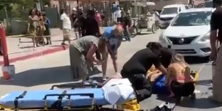 Atropella taxi a dos turistas extranjeros en el centro de CSL