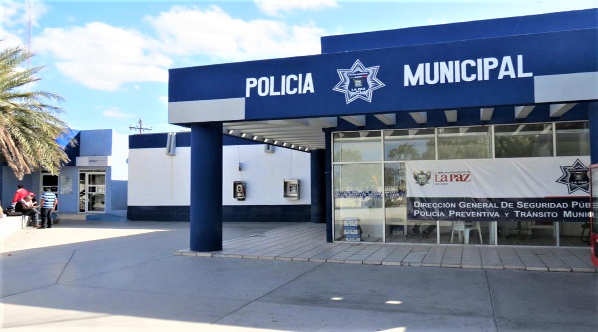 Policía de La Paz bajo investigación tras acusación de negarse a pagar y sacar arma