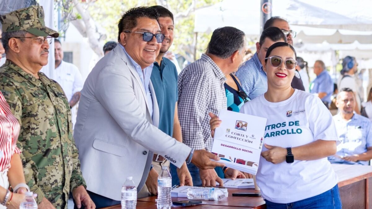 Entrega Ayuntamiento de Los Cabos 135 constancias a personas que concluyeron talleres en Centros de Desarrollo Comunitario.