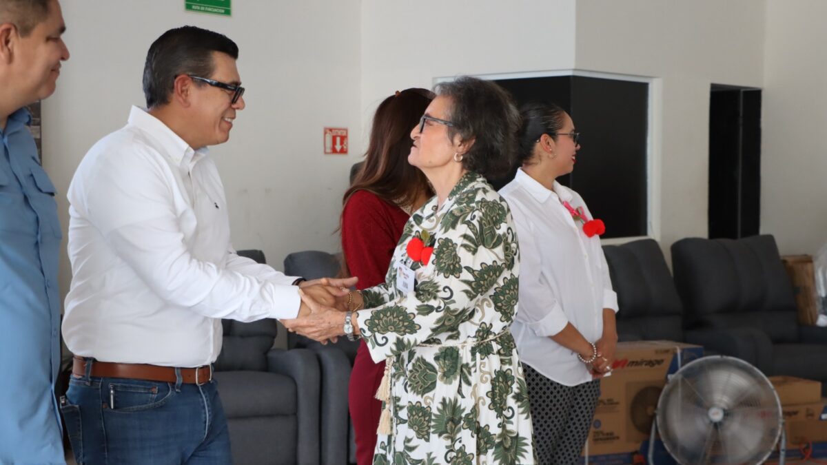 Refuerza SEDIF Casa de Día “Santa Fe” en La Paz con entrega de equipamiento
