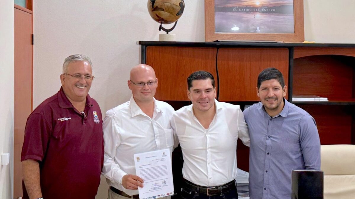 Entrega Jefe de Gabinete de Los Cabos nombramiento a nuevo encargado de despacho de Oficialía Mayor.