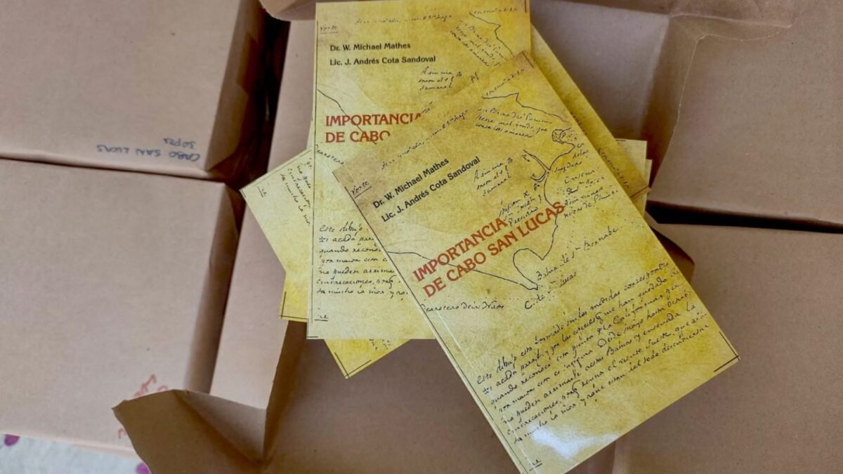Recibe Ayuntamiento de Los Cabos donación histórica de mil ejemplares del libro “La Importancia de Cabo San Lucas”.
