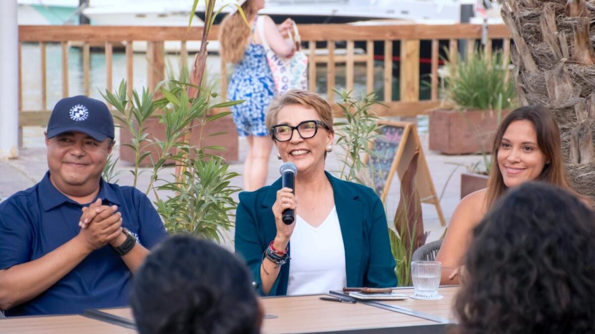 Inauguran exposición fotográfica en La Marina de Cabo San Lucas.
