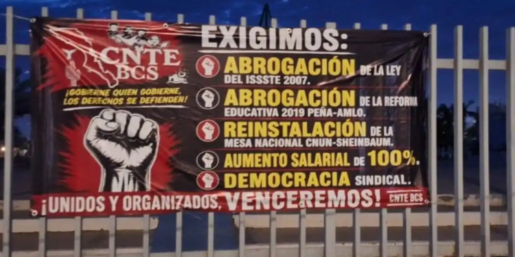 Toman maestros las oficinas de la SEP