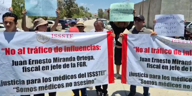 Se manifestaron médicos del ISSSTE frente a las oficinas de la FGR