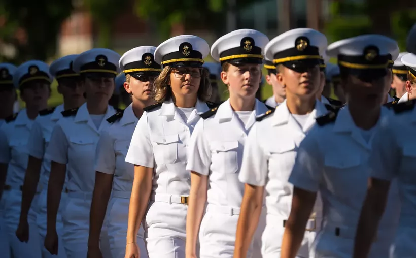 Secretario de Guerra de EU elimina a mujeres de ascensos navales