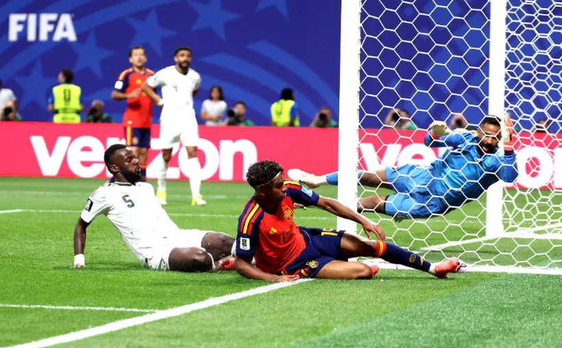 España se lleva la victoria ante Arabia Saudí con un contundente 4-0