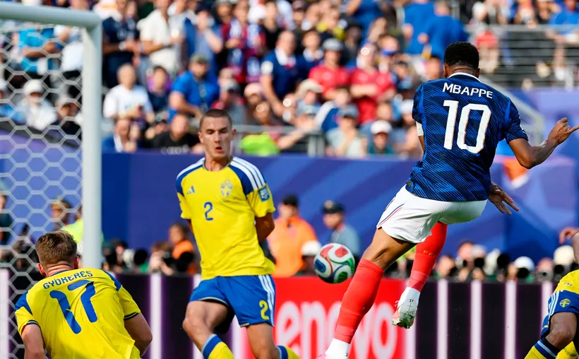 Doblete de Kylian Mbappé pone a Francia en octavos de final