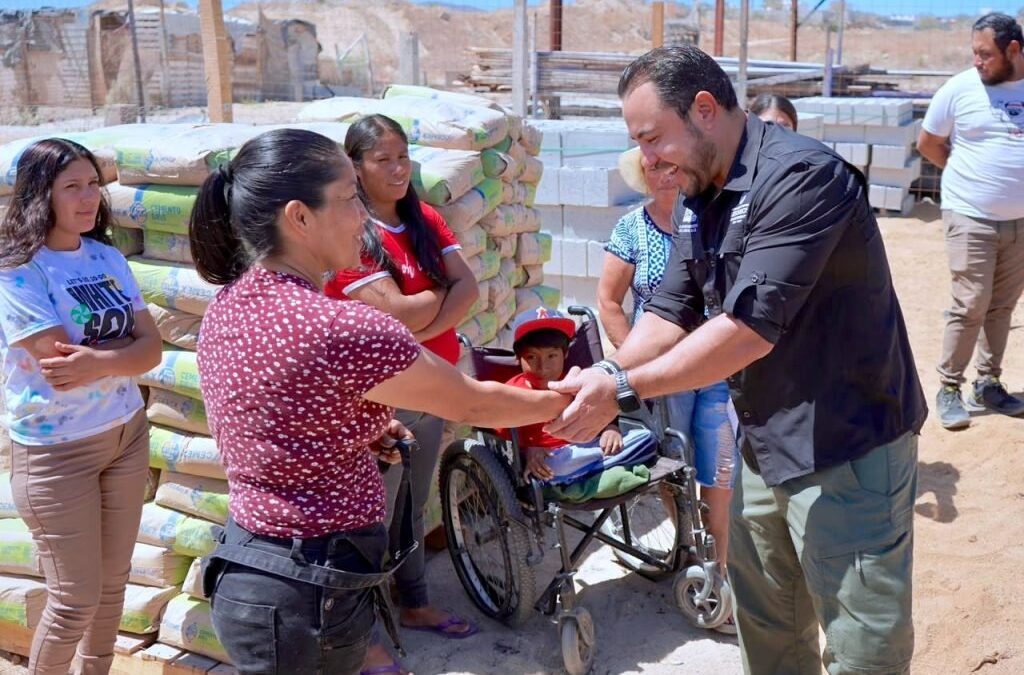 Entrega Christian Agúndez materiales de construcción a 15 familias afectadas por incendio en Cabo San Lucas.