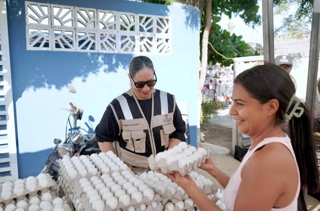 Gobierno Municipal lleva alimentos de la canasta básica y atención a familias de la colonia Cactus en CSL.