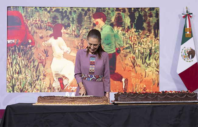 Festeja Sheinbaum cumpleaños 64 en Palacio Nacional con pastel, youtuberos y Las Mañanitas