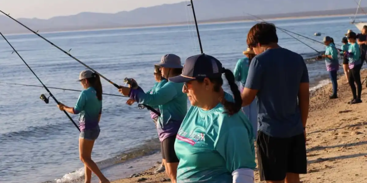 Las playas de El sargento se pintaron de violeta