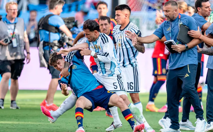 FIFA investiga a Argentina por incidentes y pancarta de Las Malvinas