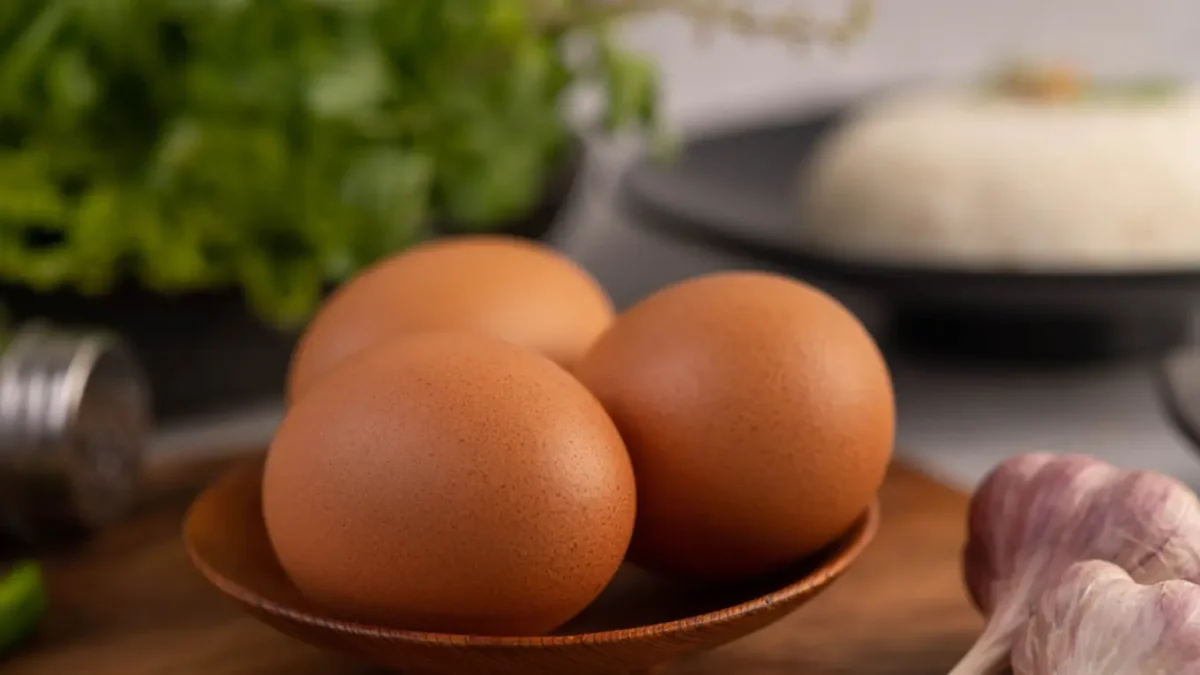 Por qué lavar los huevos cambia por completo su conservación y obliga a refrigerarlos