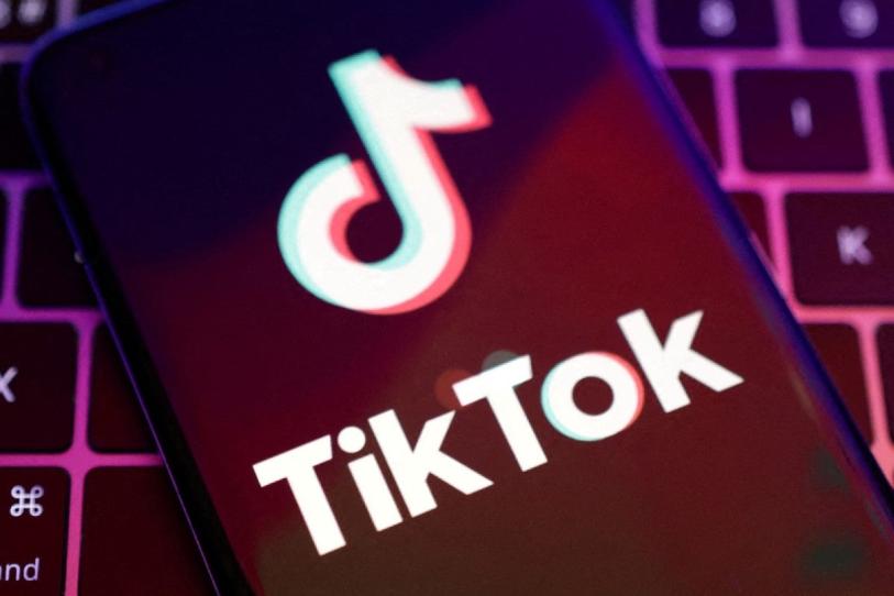Francia prohíbe acceso a redes sociales para menores de 15 años