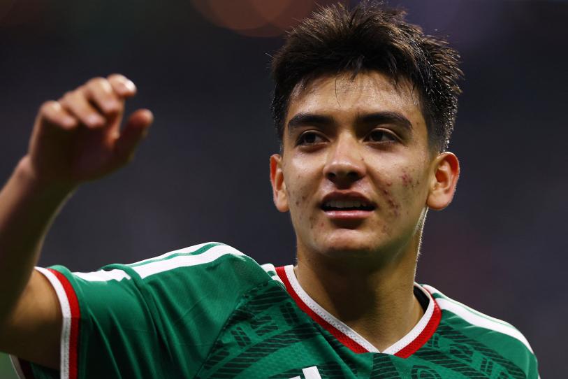 Después de brillar en el Mundial, Gilberto Mora se gradúa de la preparatoria