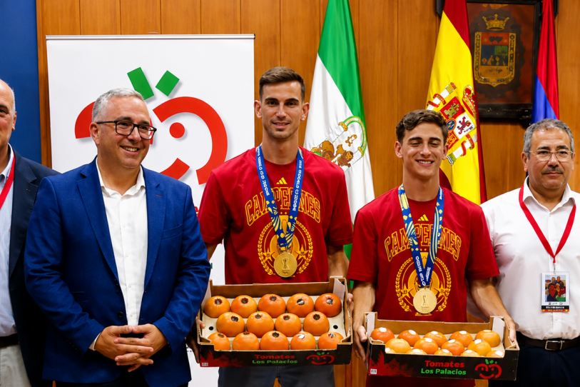Son campeones del mundo… y les pagan con tomates: la curiosa recompensa a Gavi y Fabián Ruiz