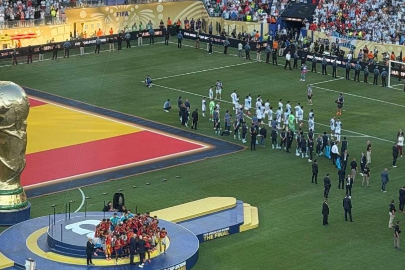 ¿Argentina rompió el reglamento al darle la espalda a España? La foto que incendió el Mundial