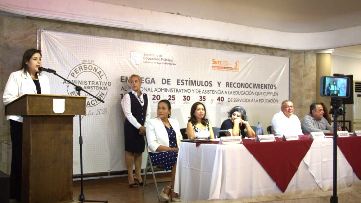 Reconoce Gobierno del Estado a personal administrativo al servicio de la educación en BCS