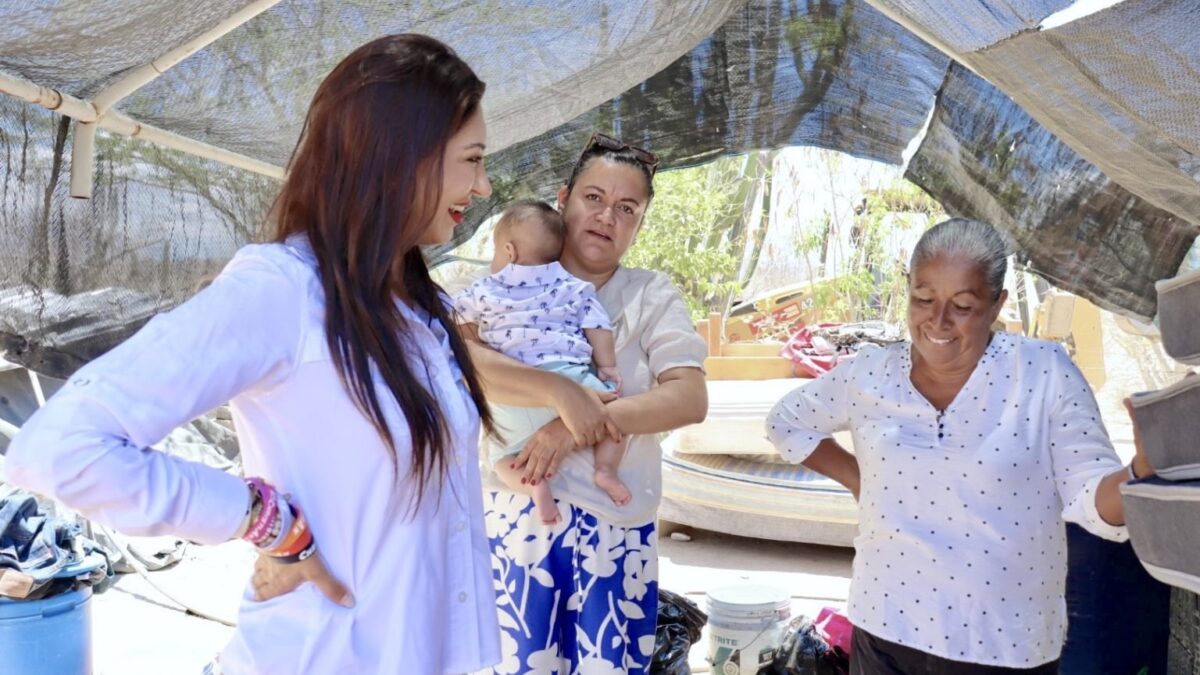 Entrega DIF Los Cabos apoyos a familia afectada por incendio en comunidad de Las Casitas