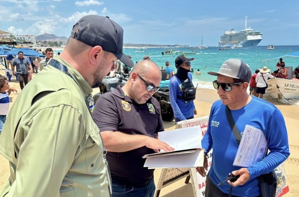 Refuerza Ayuntamiento de Los Cabos vigilancia en playa El Médano; aseguran mobiliario por irregularidades