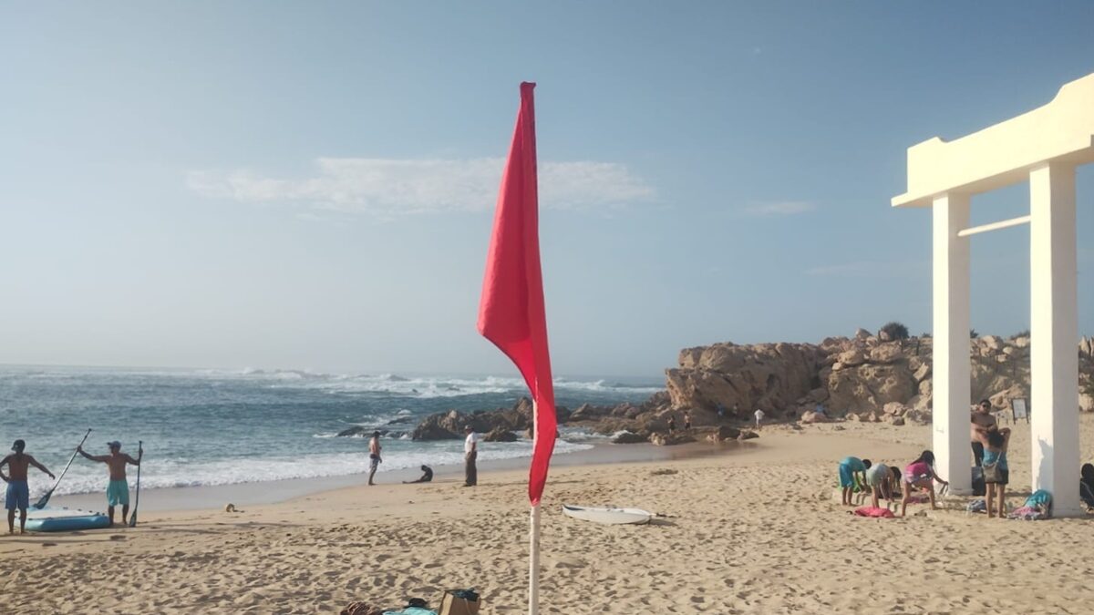 Ante oleaje elevado, Los Cabos refuerza información preventiva en playas
