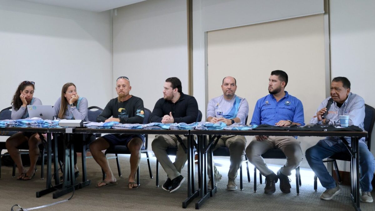 Los Cabos abre sus bahías al mundo con “Nadando Chileno”