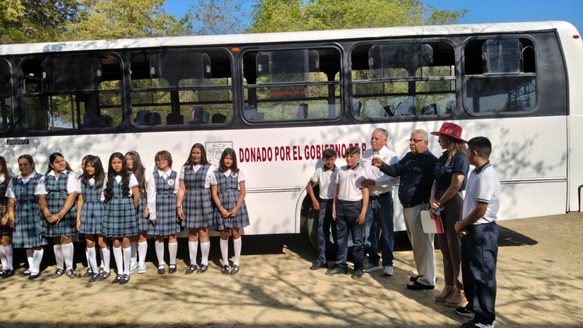 Entrega Gobierno del Estado autobús escolar a secundaria de Los Planes
