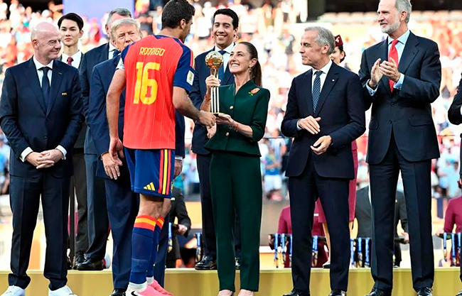 Sheinbaum entrega Balón de Oro a Rodri en Mundial