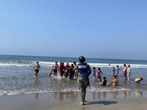 Marina rescata a 2 personas atrapadas por la marea durante operativo en playa Balandra, La Paz