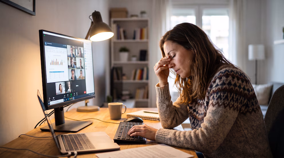 ¿Qué es el síndrome del trabajador híbrido y cómo afecta la salud mental?