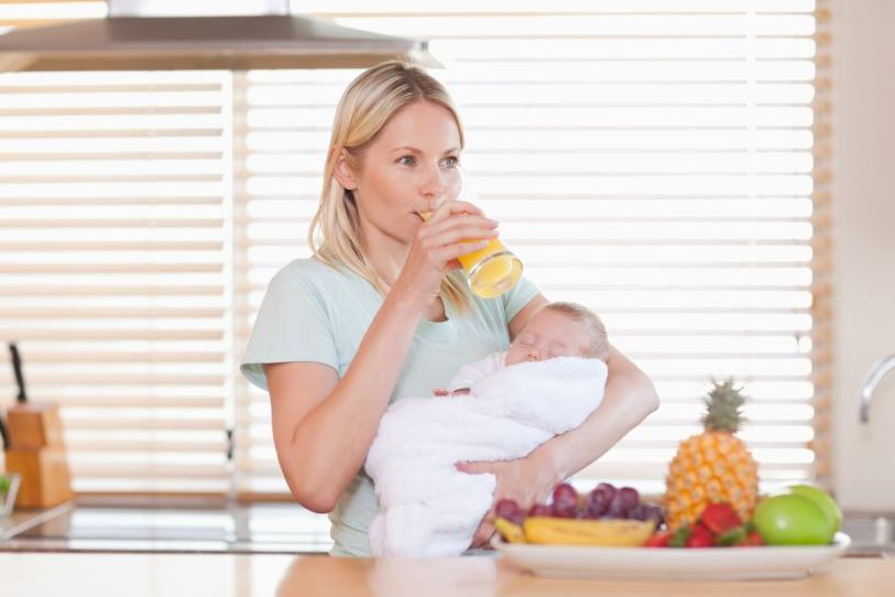 ¿Acabas de tener un bebé? Estos son los alimentos que debes limitar en el postparto