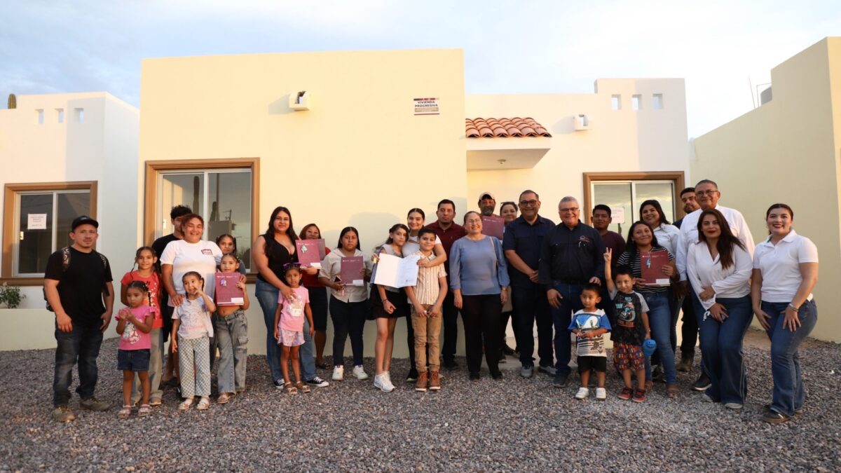 Gobierno del Estado entrega acciones de vivienda y títulos de propiedad en beneficio de familias de La Paz
