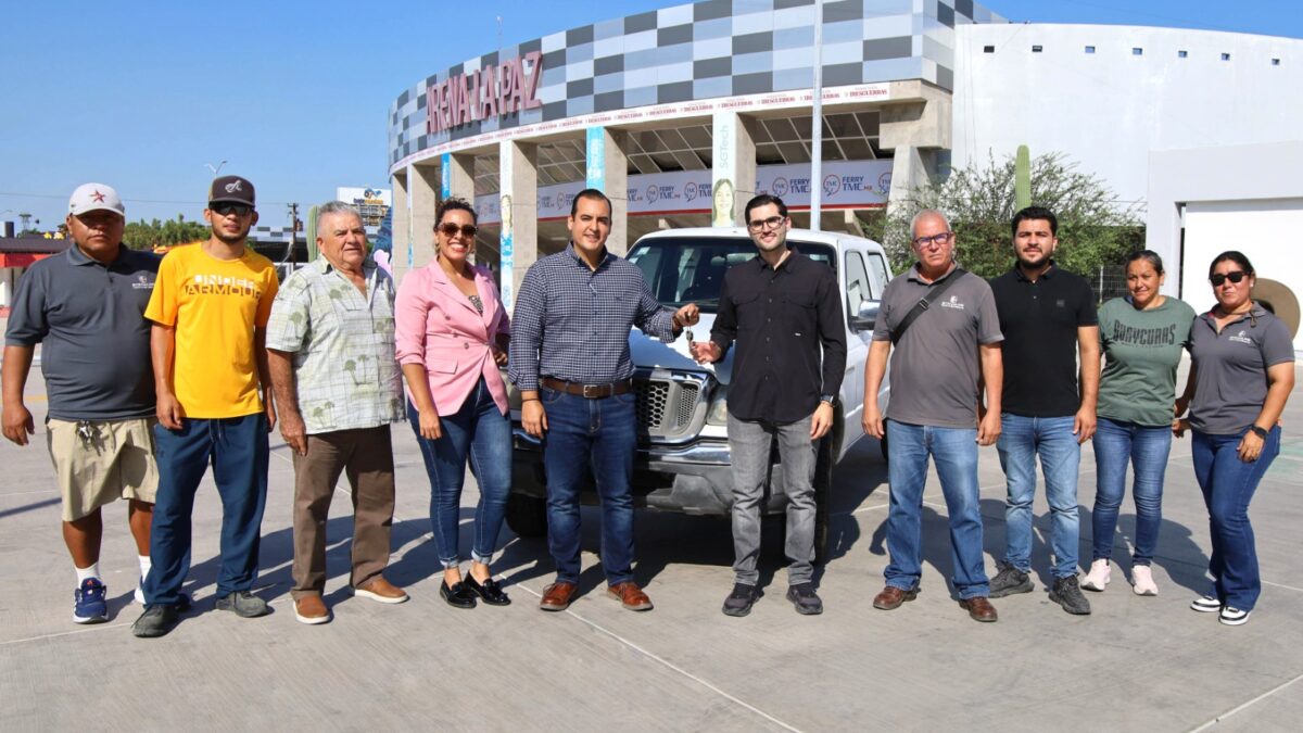 Entrega Subsecretaría de Administración vehículo para fortalecer operación de la Villa Deportiva