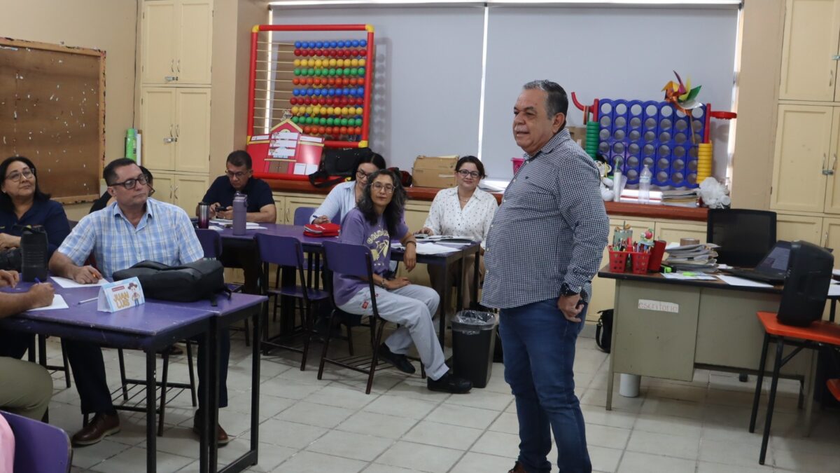 Analizan docentes de BCS regulación del uso de celulares en escuelas