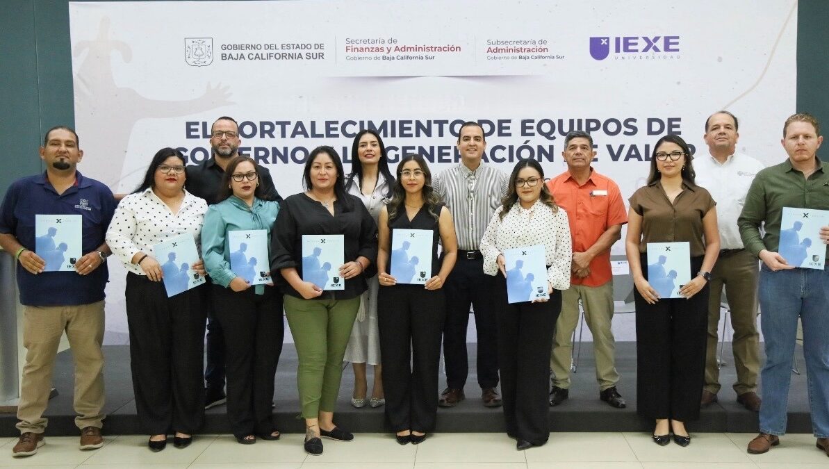 Entrega Subsecretaría de Administración 11 becas a personal del Gobierno del Estado