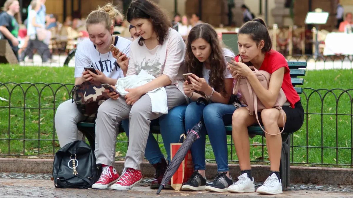 ¿Adiós a los celulares en clases? VCC apoya regulación en escuelas de BCS