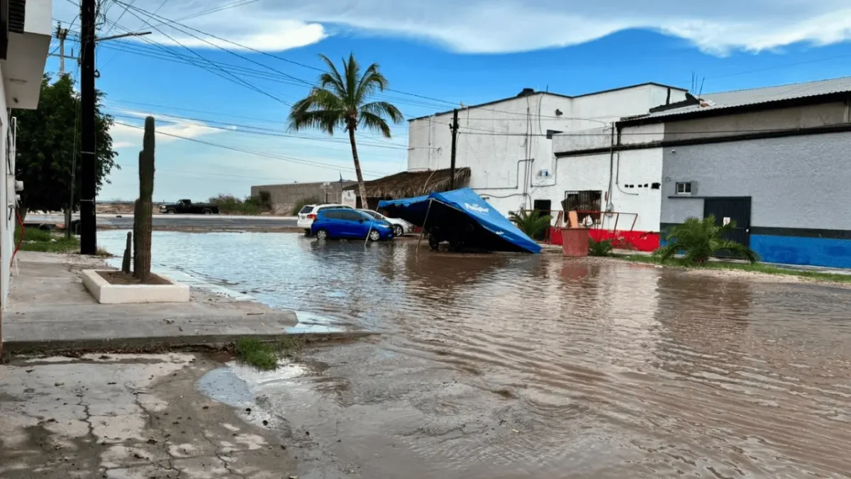 Chametla se inunda tras lluvias en La Paz; vecinos cuestionan obras carreteras