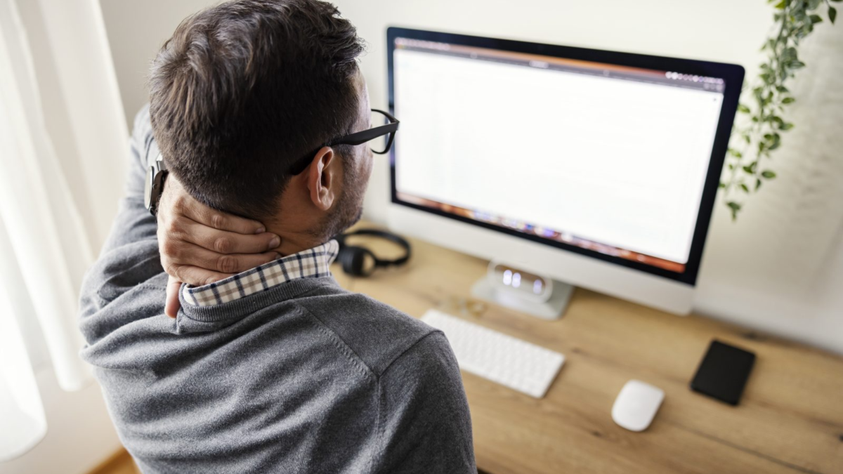 Ejercicios para cuello y hombros si trabajas mucho frente a la computadora