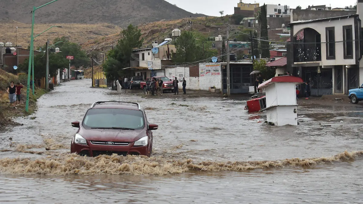 Caos en La Paz: restringen las lluvias el paso en tres vados