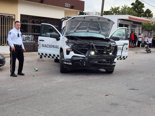 Trágico choque entre pick up y tráiler de la Guardia Nacional deja un hombre muerto y una mujer herida en La Paz