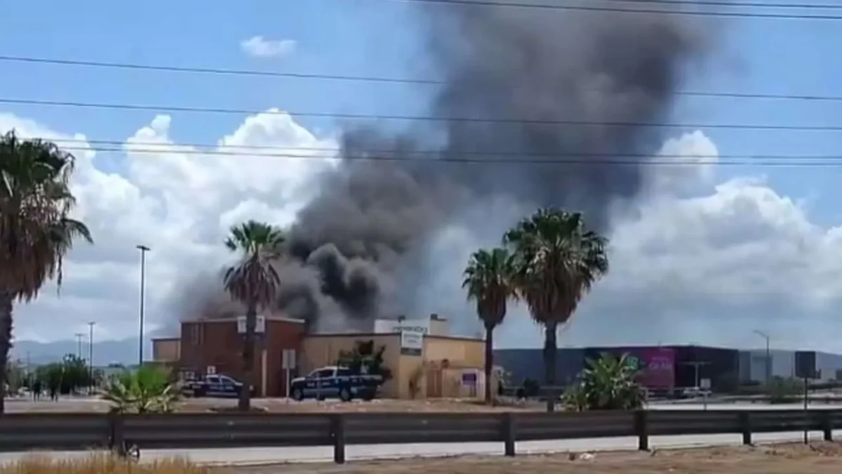 Reportan incendio en la plaza Walmart en La Paz
