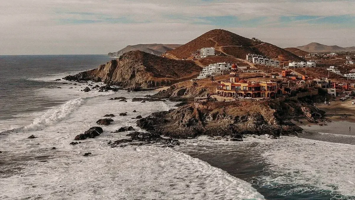 Prestadores de servicios acusan a SEMARNAT de avalar obras irregulares en Playa Los Cerritos