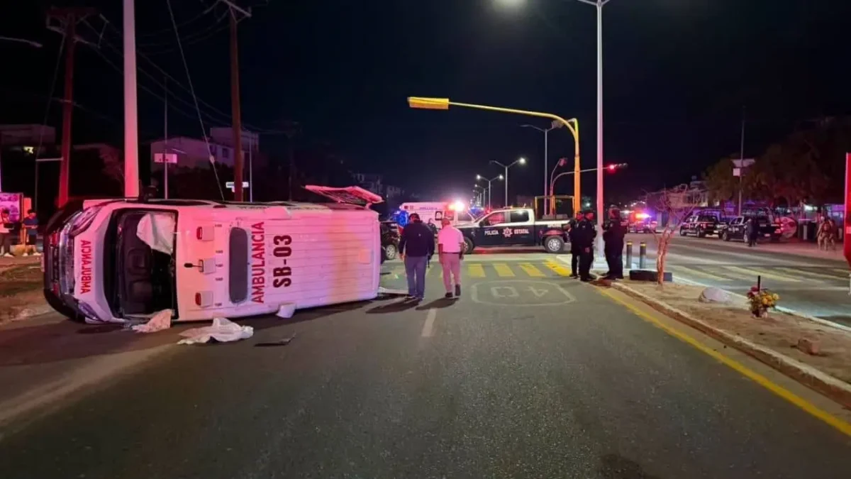 Volcadura de ambulancia en La Paz deja dos paramédicos lesionados tras fuerte choque