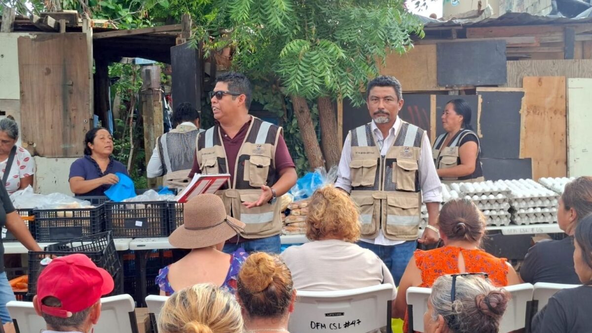 Entregan apoyos alimentarios a familias de la colonia Leonardo Gastélum en Cabo San Lucas