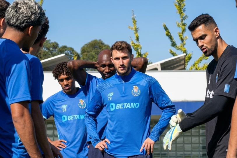 Inminente debut: Santiago Gimenez entra en planes del Porto para el viernes ante Moreirense