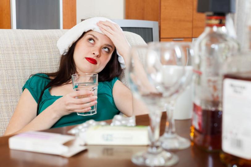 ¿Qué tomar cuando tienes cruda? Agua y otras opciones que sí pueden ayudarte