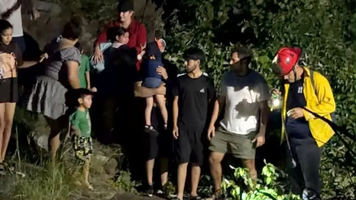 Rescatan a 15 personas tras crecida de arroyo en San Blas