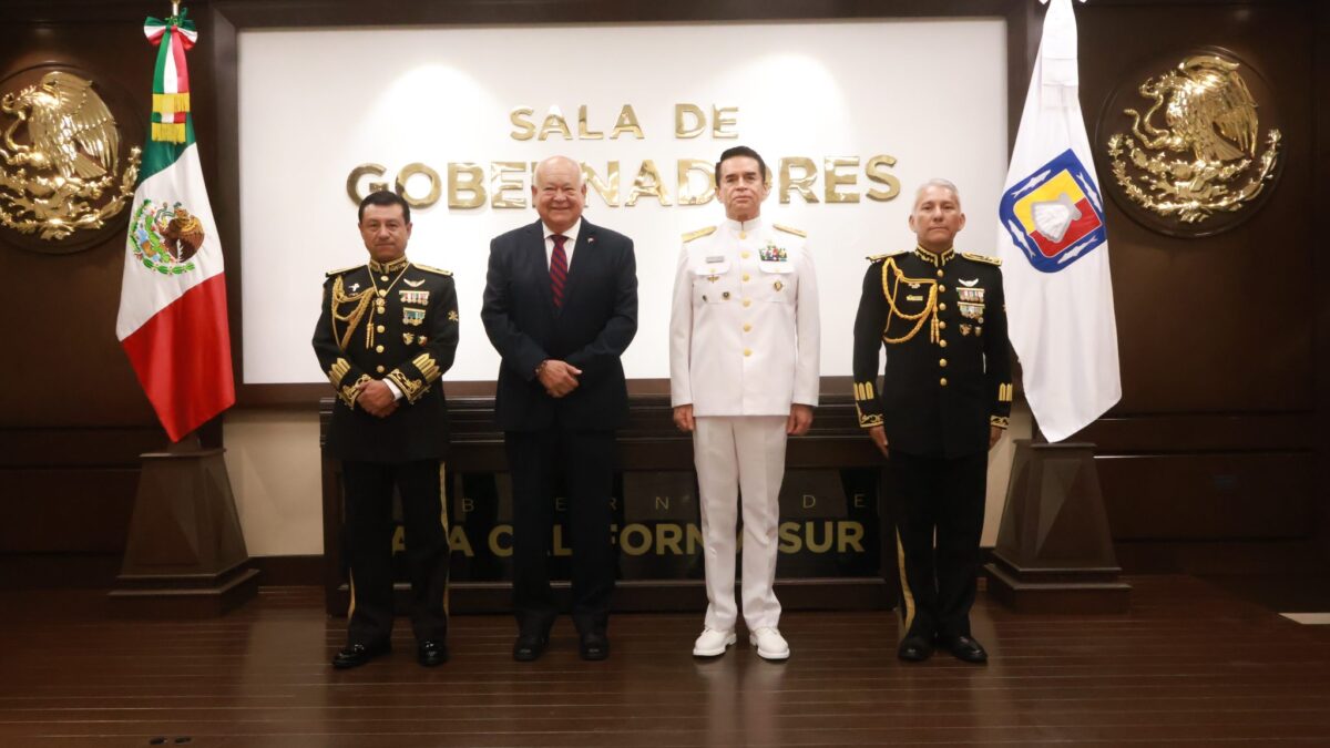 Celebra gobernador Víctor Castro con familias sudcalifornianas el Grito de Independencia